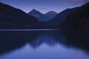 Images Dated 10th October 2014: Germany, Bavaria, Hohenschwangau, Schloss Neuschwanstein castle area, Alpsee lake, dawn