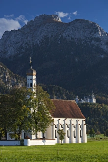 Images Dated 9th October 2014: Germany, Bavaria, Hohenschwangau, Schloss Neuschwanstein castle and St. Coloman church