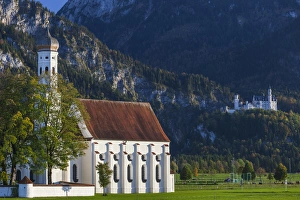 Germany, Bavaria, Hohenschwangau, Schloss Neuschwanstein castle and St. Coloman church
