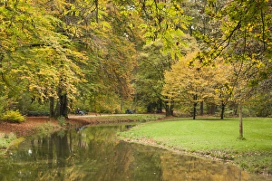 Images Dated 16th October 2014: Germany, Bavaria, Munich, Englischer Garten park, fall foliage