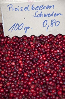 Images Dated 18th September 2009: Germany, Bavaria, Passau. Open-air farmers market, red berries from Sweeden