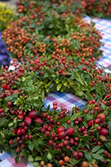 Images Dated 18th September 2009: Germany, Bavaria, Passau. Open-air farmers market, green & berry wreaths