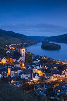 Images Dated 8th November 2014: Germany, Hesse, Lorch am Rhein, elevated town view, dusk