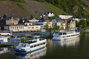 Images Dated 3rd May 2008: GERMANY, Rheinland-Pfaltz, Mosel River Valley, Bernkastel-Kues. Town view along Mosel