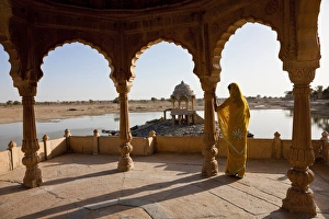 Images Dated 10th March 2010: Ghat on Lake Gadisar, Jaisalmer, Rajasthan, India