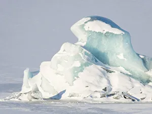 Images Dated 27th January 2020: Glacier Fjallsjoekull and frozen glacial lake Fjallsarlon in Vatnajokull National Park