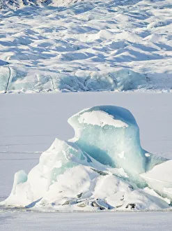 Glacier Fjallsjoekull and frozen glacial lake Fjallsarlon in Vatnajokull National Park