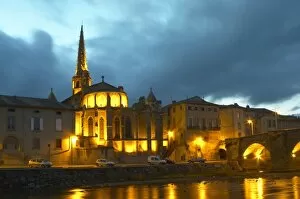 Images Dated 10th December 2006: The gothic St Martin Church and the bridge across the l Aude river. Town of Limoux