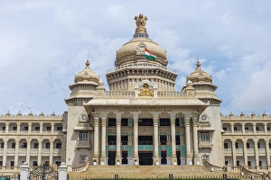 Images Dated 23rd September 2005: Government building, southern India