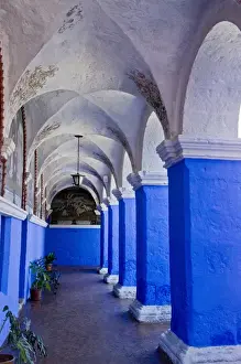 Images Dated 26th July 2010: Graceful archways of Monasterio Santa Catalina in the White City of Arequipa