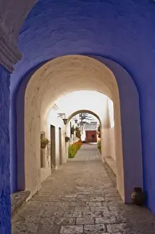 Images Dated 26th July 2010: Graceful archways of Monasterio Santa Catalina in the White City of Arequipa, Peru