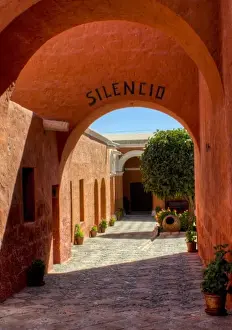 Images Dated 26th July 2010: Graceful archways of Monasterio Santa Catalina in the White City of Arequipa, Peru
