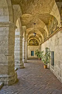 Images Dated 26th July 2010: Graceful archways of Monestario Santa Catalina in the White City of Arequipa