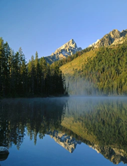 Images Dated 8th October 2010: GRAND TETON NATIONAL PARK, WYOMING. USA. Mount Teewinot reflected in steaming String Lake