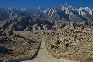 Images Dated 14th November 2005: Gravel Road leading towards the Eastern Sierra Mountains in the Alabama Hills of California
