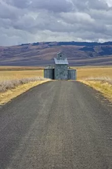 Images Dated 29th August 2005: Gravel Road leading up to Grain elevators in Eastern Oregon off of Hwy. 395 south