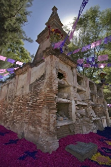 Images Dated 1st November 2007: Graveyard decorations for the Day of the Dead celebration, San Miguel de Allende