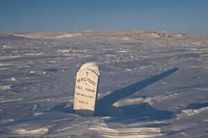 Images Dated 16th April 2006: graveyard headstone on Herschel island, off the Mackenzie River delta, Yukon Territory