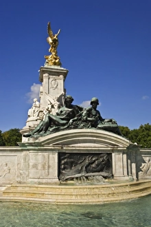 Images Dated 22nd September 2007: Great Britain, London. Fountain at St. Jamess Park near Buckingham Palace