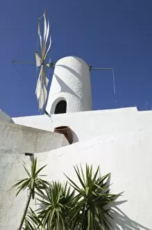 Images Dated 25th May 2006: GREECE, CRETE, Iraklio Province, Ano Kera: Traditional Cretan Windmill