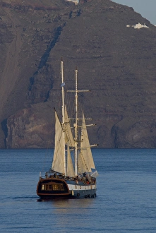 Images Dated 11th May 2009: Greece, Cyclades, Island of Santorini (aka Thira). Sunset sight seeing sailboat