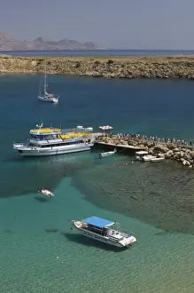Images Dated 20th May 2006: GREECE-Dodecanese Islands-RHODES-Lindos: Lindos Harbor- Tour boat with visitors