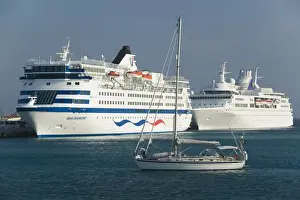 GREECE-Dodecanese Islands-RHODES-Rhodes Town: Comercial Harbor- Cruiseships