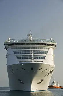 Images Dated 19th May 2006: GREECE-Dodecanese Islands-RHODES-Rhodes Town: Commercial Harbor-Docking Cruiseship