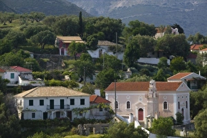 Images Dated 6th May 2006: GREECE, Ionian Islands, KEFALONIA, Assos: Resort Town Buildings