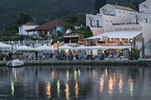 Images Dated 6th May 2006: GREECE, Ionian Islands, KEFALONIA, Fiskardo: Yacht Harbor, Evening Cafe View