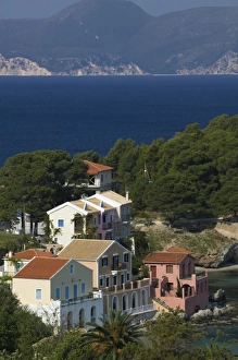 Images Dated 6th May 2006: GREECE, Ionian Islands, KEFALONIA, Assos: Waterfront Resort Houses