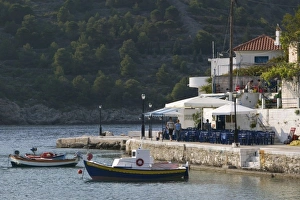 Images Dated 6th May 2006: GREECE, Ionian Islands, KEFALONIA, Assos: Late Afternoon Port View