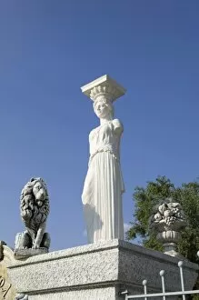 Images Dated 5th May 2006: GREECE, Ionian Islands, KEFALONIA, Kokolata: Greek Lawn Ornament Statue Showplace