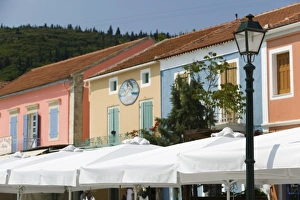 Images Dated 6th May 2006: GREECE, Ionian Islands, KEFALONIA, Fiskardo: Yacht Harbor, Lightpost and Harbor Restaurants
