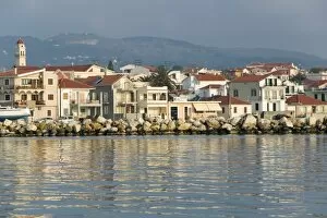 Images Dated 7th May 2006: GREECE, Ionian Islands, KEFALONIA, Lixouri: Lixouri Waterfront