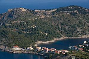 Images Dated 6th May 2006: GREECE-Ionian Islands-KEFALONIA-Assos: Morning View of Assos and Venetian Castle
