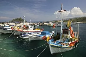 Images Dated 3rd May 2006: GREECE, Ionian Islands, ZAKYNTHOS, AGIOS NIKOLAOS: Boat Harbor