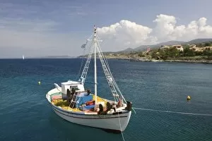 Images Dated 3rd May 2006: GREECE, Ionian Islands, ZAKYNTHOS, AGIOS NIKOLAOS: Boat Harbor / Small Fishing Boat