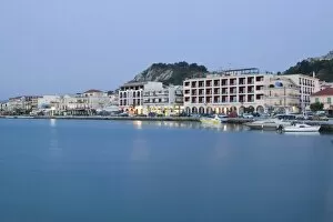 Images Dated 5th May 2006: GREECE, Ionian Islands, ZAKYNTHOS, ZAKYNTHOS TOWN: Waterfront Dawn