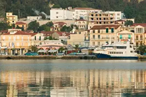 Images Dated 3rd May 2006: GREECE-Ionian Islands-ZAKYNTHOS: Sunrise view of Waterfront