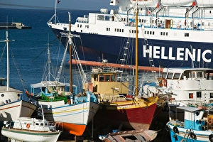 Images Dated 14th May 2006: GREECE-Northeastern Aegean Islands-SAMOS-Karlovasi: Port View with Greek Island Ferry