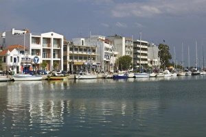 Images Dated 8th May 2006: GREECE, Northeastern Aegean Islands, LESVOS (Mytilini), Mytilini Town: Waterfront