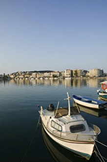 Images Dated 8th May 2006: GREECE, Northeastern Aegean Islands, LESVOS (Mytilini), Mytilini Town: Waterfront