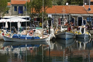 Images Dated 9th May 2006: GREECE, Northeastern Aegean Islands, LESVOS (Mytilini), Mithymna (Molyvos): Fishing