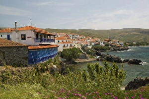 Images Dated 10th May 2006: GREECE, Northeastern Aegean Islands, LESVOS (Mytilini), Sigri: Westernmost port on Lesvos