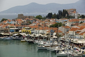 Images Dated 12th May 2006: GREECE, Northeastern Aegean Islands, SAMOS, Pythagorio: Harbor View / Daytime