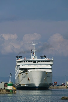 Images Dated 8th May 2006: GREECE-Northeastern Aegean Islands-LESVOS (Mytilini)-Mytilini Town: Greek Island Ferry