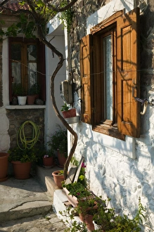 Images Dated 9th May 2006: GREECE-Northeastern Aegean Islands-LESVOS (Mytilini)-Mithymna (Molyvos): Building Detail