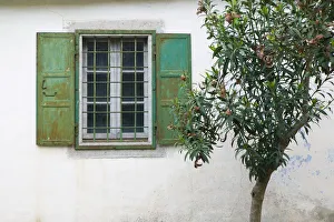 Images Dated 10th May 2006: GREECE-Northeastern Aegean Islands-LESVOS (Mytilini)-Filia: Limonos Monastery- Courtyard