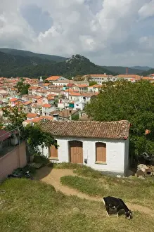 Images Dated 11th May 2006: GREECE-Northeastern Aegean Islands-LESVOS (Mytilini)-Agiasos: Hillside Town View